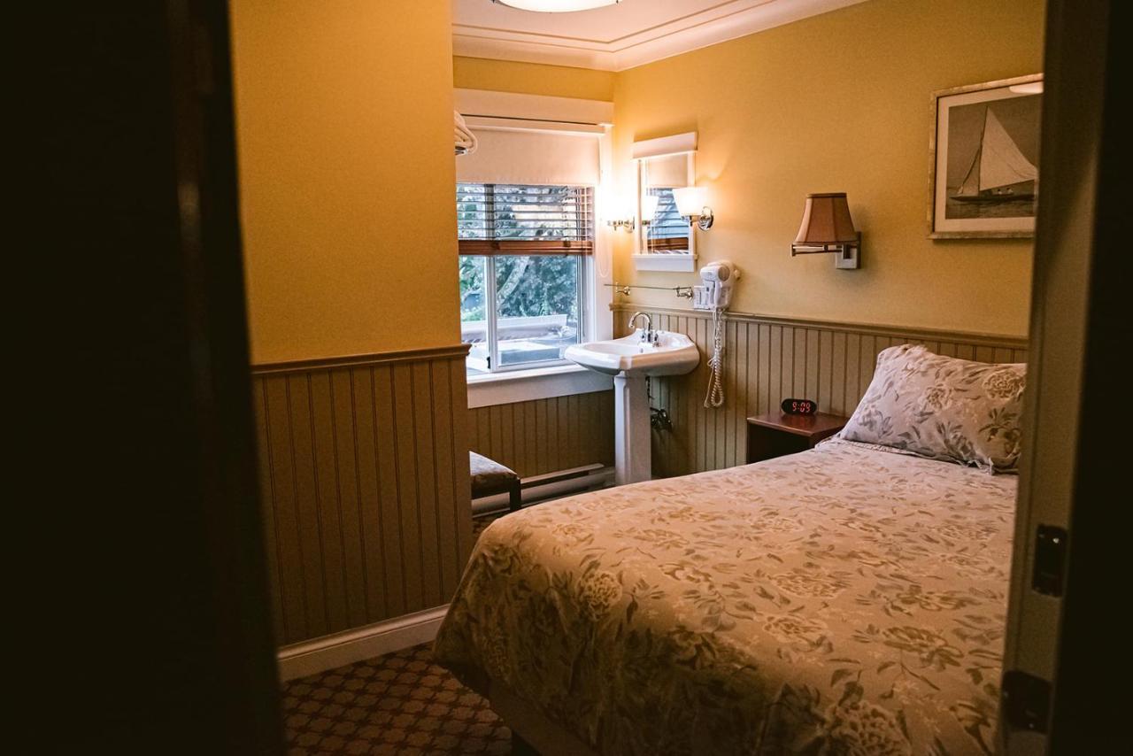 Salt Spring Inn Ganges Eksteriør billede