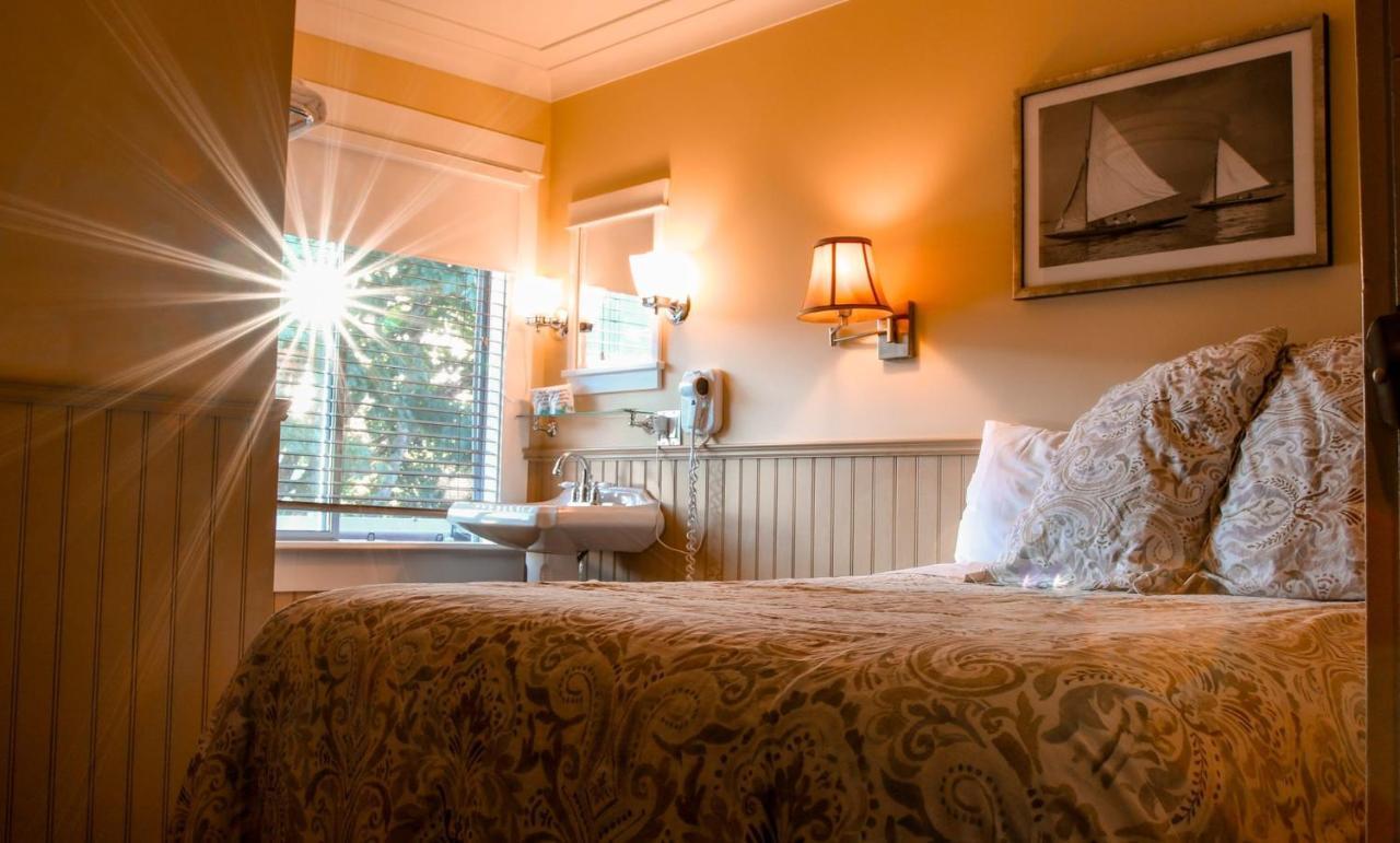 Salt Spring Inn Ganges Eksteriør billede